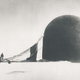 S. A. Andrée y Knut Frænkel con el accidentado globo, fotografiados por el tercer expedicionario Nils Strindberg. La película expuesta de esta fotografía, junto con otras de la expedición se recuperó en 1930. Wikimedia Commons